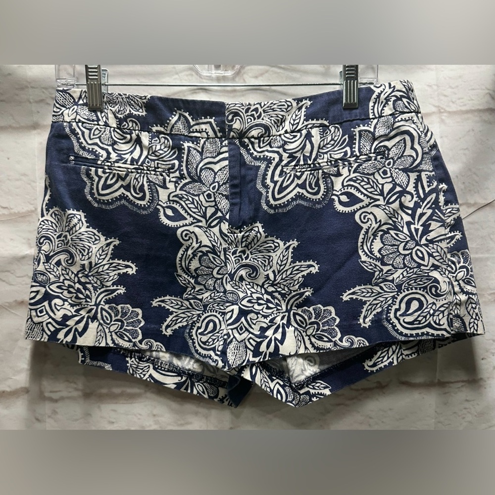 Gap women’s blue & white floral shorts size 6